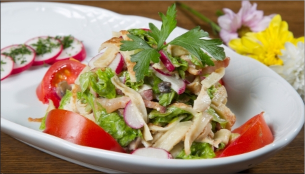 Блинный салат с копченой курицей: блюдо для истинных гурманов