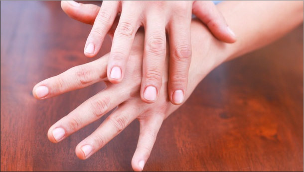 Ногти стали как будто рифленые: в чем причина, и как лечить?