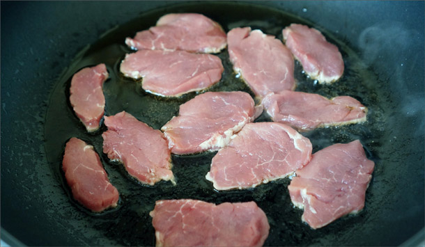 ТОП-3 рецепта сочной жареной свинины на сковороде кусочками и с луком
