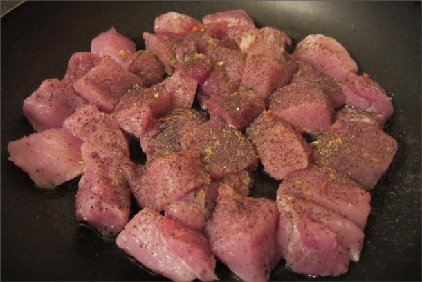 ТОП-3 рецепта сочной жареной свинины на сковороде кусочками и с луком